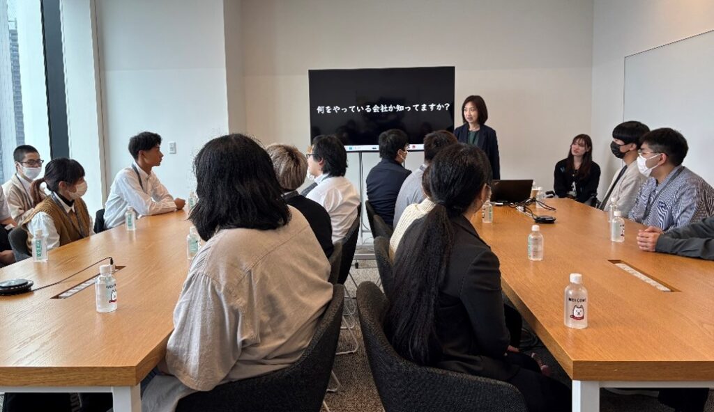 SB C&S、ソフトバンクと合同で奄美情報処理専門学校の企業訪問受け入れを実施